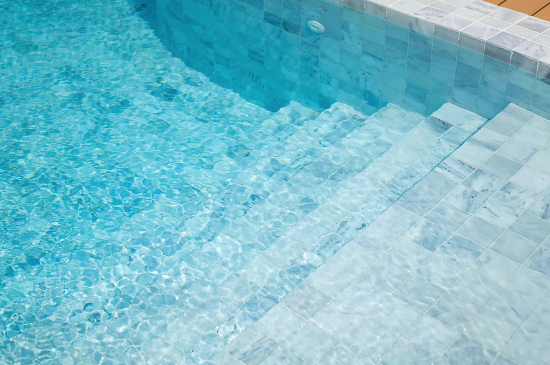 Pool steps in blue mosaic tile, a Pahlén pool