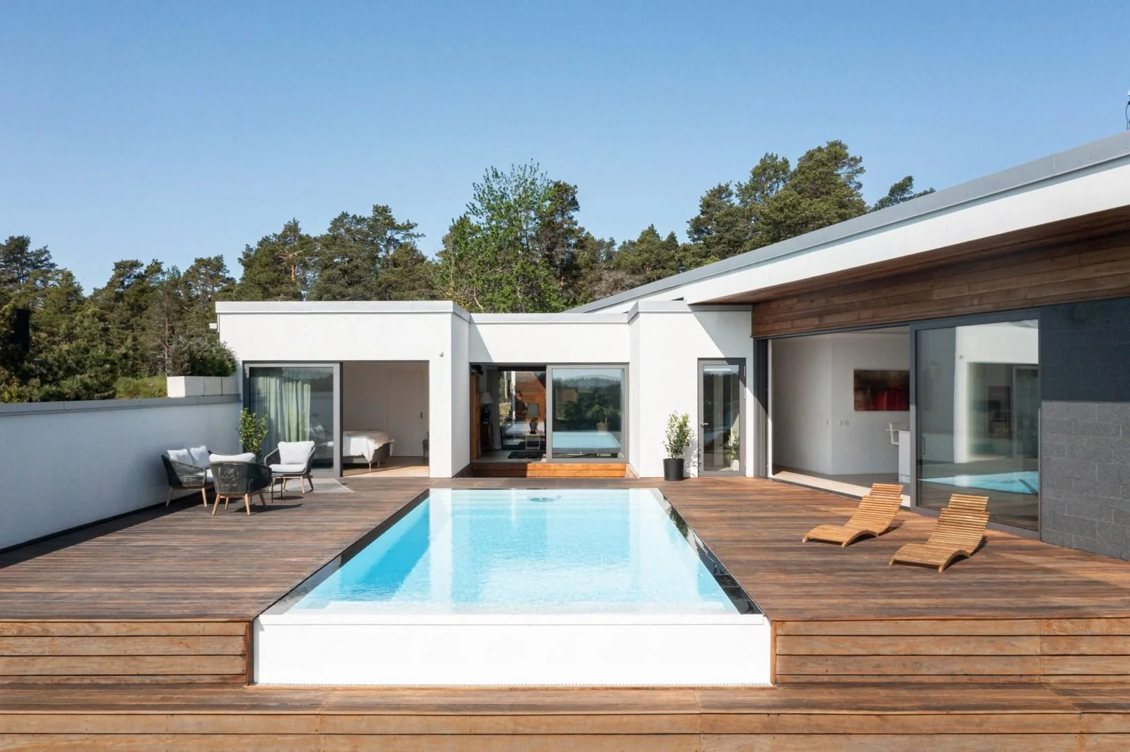 A Pahlén pool on a wooden deck